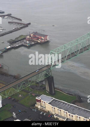 Le personnel de la Garde côtière a répondu à un oil sheen causé par une source inconnue près de la Conserverie Pier Hotel à Astoria, Oregon, le 19 janvier 2018. Division de la gestion de l'incident de la Garde côtière canadienne ont répondu à Astoria le déversement à 12:30 h et ouvert la responsabilité en cas de déversement d'affectation spéciale pour la plongée et la récupération globale du contrat pour les opérations de nettoyage et d'identifier la source de l'éclat. La Garde côtière américaine Banque D'Images