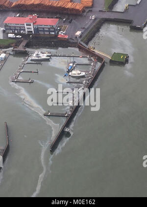 Le personnel de la Garde côtière a répondu à un oil sheen causé par une source inconnue près de la Conserverie Pier Hotel à Astoria, Oregon, le 19 janvier 2018. Division de la gestion de l'incident de la Garde côtière canadienne ont répondu à Astoria le déversement à 12:30 h et ouvert la responsabilité en cas de déversement d'affectation spéciale pour la plongée et la récupération globale du contrat pour les opérations de nettoyage et d'identifier la source de l'éclat. La Garde côtière américaine Banque D'Images