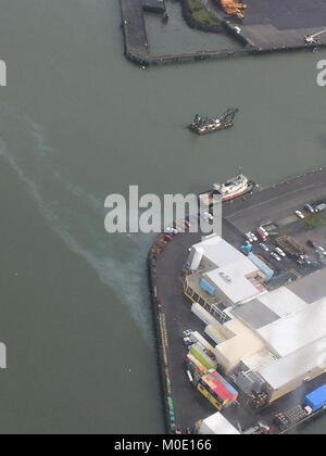 Le personnel de la Garde côtière a répondu à un oil sheen causé par une source inconnue près de la Conserverie Pier Hotel à Astoria, Oregon, le 19 janvier 2018. Division de la gestion de l'incident de la Garde côtière canadienne ont répondu à Astoria le déversement à 12:30 h et ouvert la responsabilité en cas de déversement d'affectation spéciale pour la plongée et la récupération globale du contrat pour les opérations de nettoyage et d'identifier la source de l'éclat. La Garde côtière américaine Banque D'Images