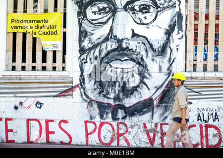 Buenos Aires Argentina,San Telmo,Boarding up building,graffiti,poète Bonifacio Palacios,art de rue,murale,hispanique,homme hommes,ouvrier,casque,marche, Banque D'Images