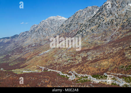 Route sinueuse dans les montagnes des Balkans en Albanie. Banque D'Images