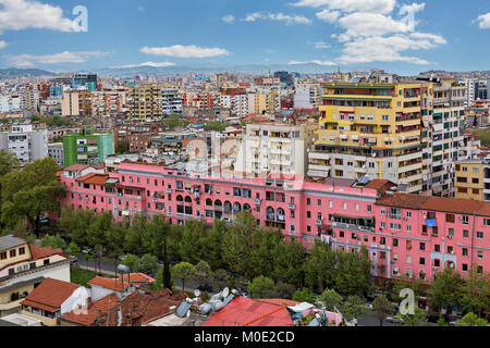 Les immeubles colorés à Tirana, Albanie Banque D'Images