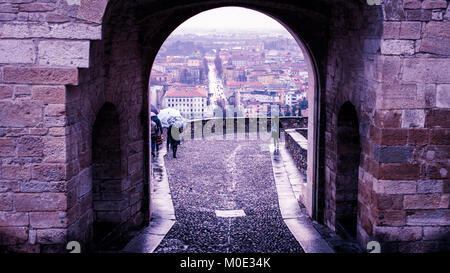 La pluie tomber vers le bas dans la ville de Bergamo Banque D'Images