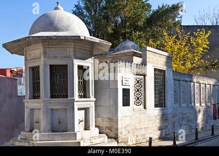 Fontaine construite par l'architecte ottoman Mimar Sinan et son mausolée, à Istanbul, en Turquie Banque D'Images