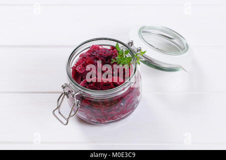 Pot de chou rouge au vinaigre blanc sur fond de bois Banque D'Images