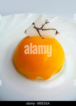 Gâteau mousse orange sur fond blanc Banque D'Images