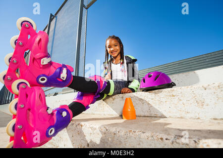 Girl resting sur les marches d'une rollerdrom Banque D'Images