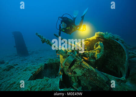 Scuba Diver au canon anti-aérien d'un North American B-25 Mitchell bomber, s'est écrasé à 2e guerre mondiale, Aleria, Corse, France, Europe, mer Méditerranée Banque D'Images