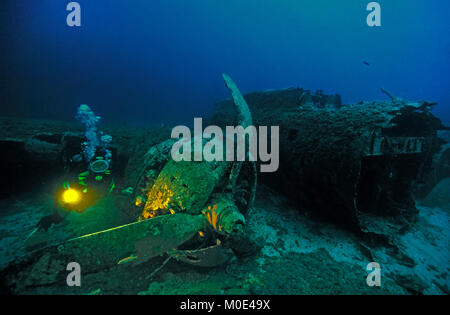 Scuba Diver à l'épave de l'avion, North American B 17 Mitchell, Bombardier s'est écrasé à 2ème WW, Calvi, Corse, île de France, Méditerranée, Europe Banque D'Images