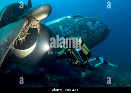 Scuba Diver à Douglas C-47, Dakota, version militaire du DC-3, l'épave pour les plongeurs en 2008, Bodrum, Turquie, Aegaen, mer Méditerranée Banque D'Images