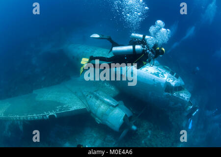 Scuba Diver à Douglas C-47, Dakota, version militaire du DC-3, l'épave pour les plongeurs en 2008, Bodrum, Turquie, Aegaen, mer Méditerranée Banque D'Images