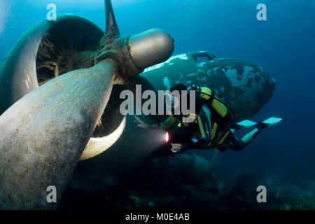 Scuba Diver à Douglas C-47, Dakota, version militaire du DC-3, l'épave pour les plongeurs en 2008, Bodrum, Turquie, Aegaen, mer Méditerranée Banque D'Images