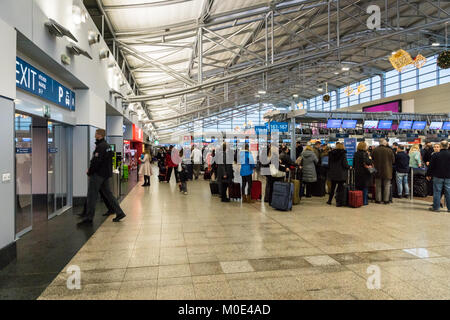 Prague, République tchèque - Décembre 2017 : zone d'arrivée de Vaclav Havel Airport Terminal, anciennement connu sous le nom de Prague - l'aéroport international de Prague, CZE Banque D'Images