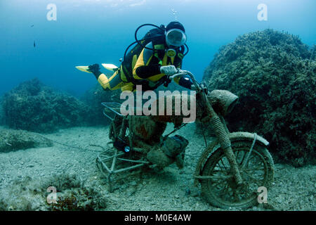 Plongée sous-marine sur une épave de moto, l'île de Zakynthos, îles Ioniennes, Grèce, Europe Banque D'Images