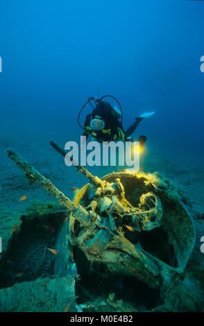 Scuba Diver au canon anti-aérien d'un North American B-25 Mitchell bomber, s'est écrasé à 2e guerre mondiale, Aleria, Corse, France, Europe, mer Méditerranée Banque D'Images