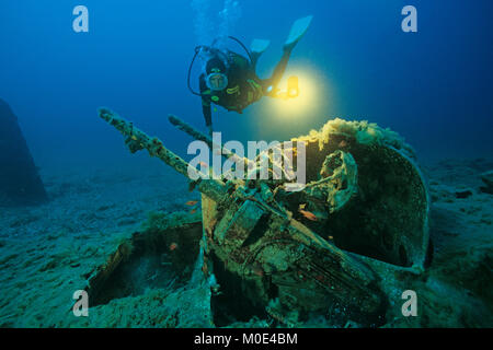 Scuba Diver au canon anti-aérien d'un North American B-25 Mitchell bomber, s'est écrasé à 2e guerre mondiale, Aleria, Corse, France, Europe, mer Méditerranée Banque D'Images