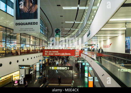 Vienne, Autriche - Décembre 2017 : Vienne Schwechat Airtport bâtiment Terminal 3. L'aéroport de Vienne est l'aéroport le plus grand d'Autriche et une grande plaque tournante airpo Banque D'Images