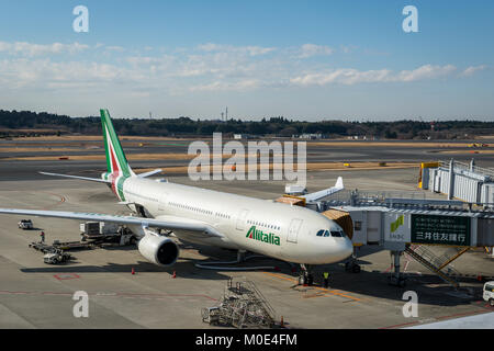 Tokyo, Japon - Novembre 2017 : Alitalia Boeing 777 avion remorqué jusqu'à l'Aéroport International de Narita, au Japon. Alitalia est le drapeau national de l'air et de l'opérateur Banque D'Images