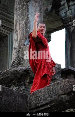 Le moine bouddhiste visitant Angkor Wat Banque D'Images