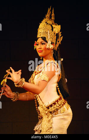 Jeune fille cambodgienne effectuant la danse khmère, un symbole de l'élégance et la sensualité. Siem Reap, Cambodge Banque D'Images