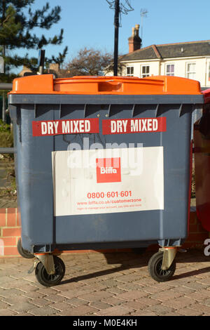 Type industriel wheelie bins à partir d'un entrepreneur privé Biffa - chaque bac contient une étiquette indiquant ce qui peut être placé à l'intérieur Banque D'Images