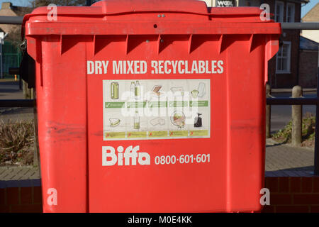 Type industriel wheelie bins à partir d'un entrepreneur privé Biffa - chaque bac contient une étiquette indiquant ce qui peut être placé à l'intérieur Banque D'Images