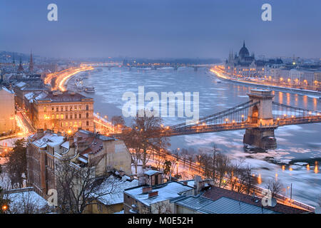 Vieilles maisons sur le côté Buda du Danube, du Parlement et de contour. Nuit d'hiver, Budapest Banque D'Images