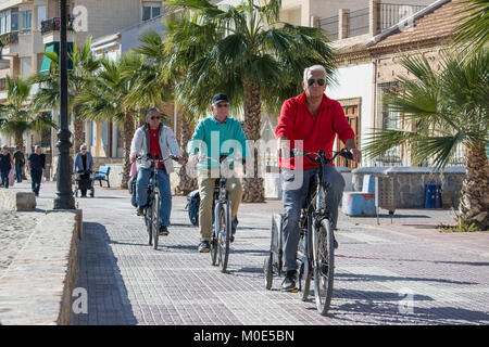 Les touristes à vélo le long de la promenade de Los Alcazares à Murcia Espagne Banque D'Images