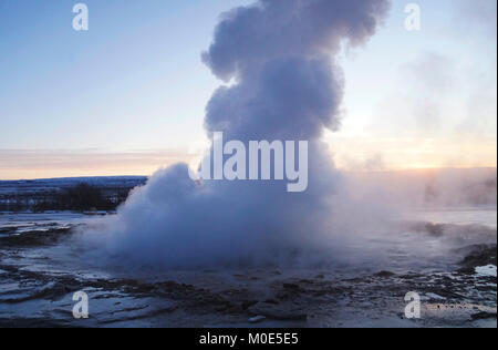 Un arrêt préféré le long du Golden Circle route pour les touristes en Islande est très active la zone du ressort de Geysir avec puits de boue bouillante, explosant les geysers et le quartier animé de Strokkur qui l'eau thermostatique 30 mètres (100 pi) dans l'air toutes les quelques minutes. En hiver, la région est encore très populaire la vapeur d'eau de geler sur place signifie que seuls les plus hardis s'asseoir pour regarder l'activité géothermique. Banque D'Images