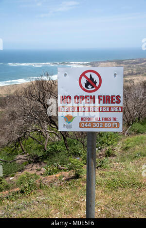 Brenton on Sea Western Cape Afrique du Sud. Décembre 2017. Avis d'alerte incendie avec un fond de végétation brûlée Banque D'Images