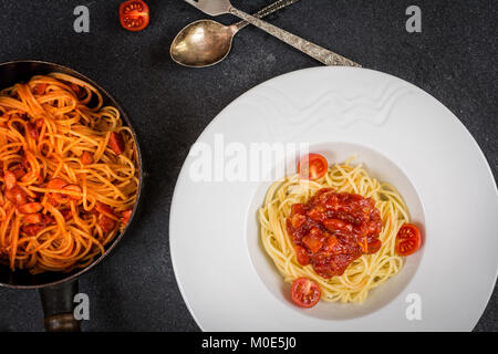 Les pâtes spaghetti à la sauce tomate et des saucisses Banque D'Images