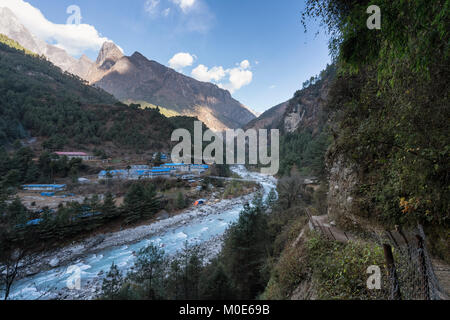 La position de Phakding à Namche Bazar dans la vallée de Khumbu, Népal Banque D'Images