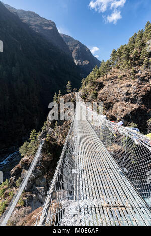 Le dernier pont suspendu avant d'arriver à Namche Bazar, au Népal Banque D'Images