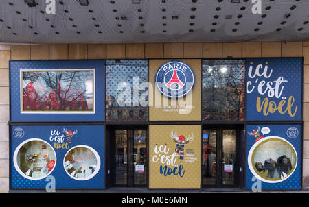 La boutique officielle du Paris Saint-Germain, la capitale française de l'équipe de football sur l'Avenue des Champs Elysées à Paris. Banque D'Images