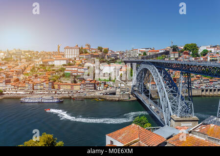 Vue panoramique sur Porto, le fleuve Duoro, le quartier de Ribeira et le pont Dom Luis Banque D'Images