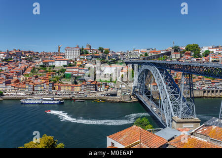 Vue panoramique sur Porto, le fleuve Duoro, le quartier de Ribeira et le pont Dom Luis Banque D'Images