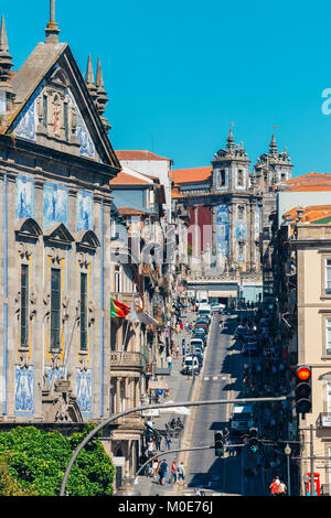 Vue sur le centre-ville de Porto et Eglise Saint Idefonso. Quartier historique avec le célèbre bâtiment avec façade bleue. Banque D'Images