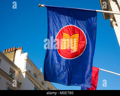 Le drapeau des Philippines à l'extérieur de l'ambassade de France à Londres Banque D'Images