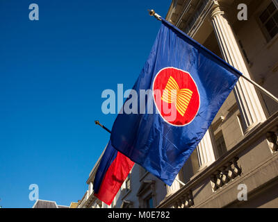 Le drapeau des Philippines à l'extérieur de l'ambassade de France à Londres Banque D'Images