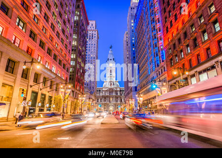 Philadelphie, Pennsylvanie, USA cityscape sur Broad Street avec l'Hôtel de Ville. Banque D'Images