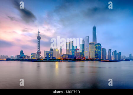 Shanghai, Chine du Quartier Financier de Pudong sur la rivière Huangpu du Bund à l'aube. Banque D'Images