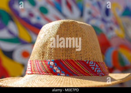 Vieux chapeau avec fond coloré aux beaux jours d'été Banque D'Images