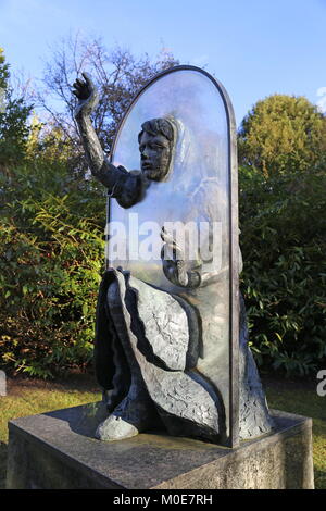 'Alice à travers le miroir' sculpture, Château Bowling Green, Guildford, Surrey, Angleterre, Grande-Bretagne, Royaume-Uni, UK, Europe Banque D'Images