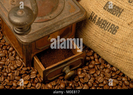 Leinensack Kaffeebohnen und mit Kaffeemühle Banque D'Images