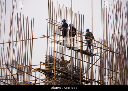 Les travailleurs de la construction en acier de fixation en haut lieu projet à Katmandou, Népal Banque D'Images