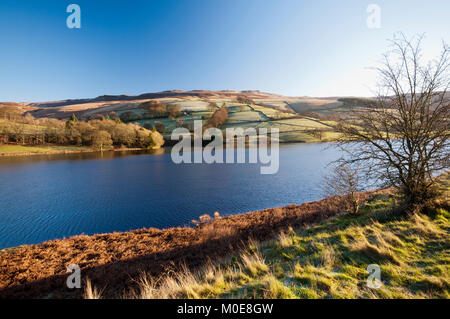 À l'échelle Ladybower Reservoir vers le bord de la Derwent Hills dans le Peak District National Park Banque D'Images