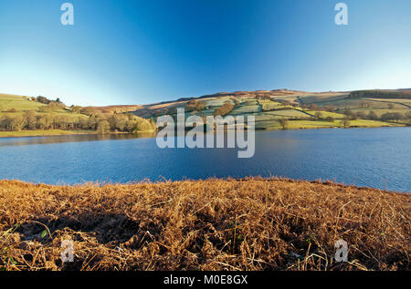 À l'échelle Ladybower Reservoir vers le bord de la Derwent Hills dans le Peak District National Park Banque D'Images