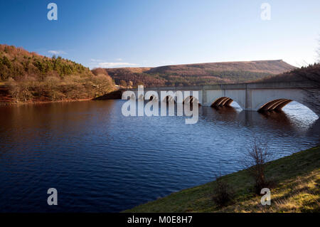 Ashopton viaduc sur Ladybower Reservoir dans le Peak District National Park Banque D'Images