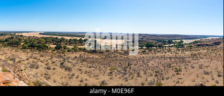 Rivière traversant le paysage désertique de Mapungubwe National Park, de destinations de voyage en Afrique du Sud. Acacia tressé et d'énormes baobabs avec san rouge Banque D'Images