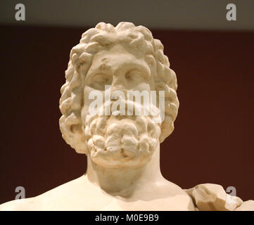 Statue en marbre d'Asclépios, dieu grec de la médecine. 2ème siècle avant J.-C.. Emporion, Espagne. Détail de la tête Banque D'Images